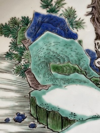 Plat en porcelaine de Chine famille verte &agrave; d&eacute;cor d'un cavalier tombant de son cheval, marque de Chenghua, Kangxi