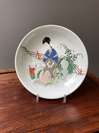 Plat en porcelaine de Chine famille verte &agrave; d&eacute;cor d'une femme et d'un gar&ccedil;on lui offrant une verseuse 'jue', Kangxi