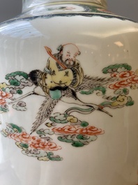 Vase de forme rouleau en porcelaine de Chine famille verte &agrave; d&eacute;cor des 'Huit immortels', Kangxi