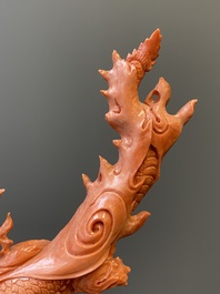 Sculpture de Guanyin debout et son dragon en corail rouge, Chine, 19/20&egrave;me