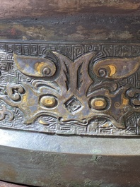 Imposant vase archa&iuml;que en bronze incrust&eacute; d'or et d'argent sur socle en bois inscrit Tao Xiang 陶湘 et Luo Zhenyu 羅振玉, Chine, Song/Ming