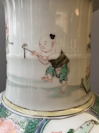 Vase de forme rouleau en porcelaine de Chine famille verte &agrave; d&eacute;cor des 'Huit immortels', Kangxi