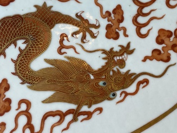 Tr&egrave;s grand plat imp&eacute;rial de forme ovale en porcelaine de Chine &agrave; d&eacute;cor de dragons en rouge de fer et dor&eacute;, marque Ji Xiang Ru Yi 吉祥如意, Guangxu