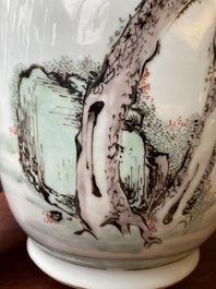 Vase de forme rouleau en porcelaine de Chine famille verte &agrave; d&eacute;cor des 'Huit immortels', Kangxi