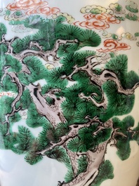 Vase de forme rouleau en porcelaine de Chine famille verte &agrave; d&eacute;cor des 'Huit immortels', Kangxi