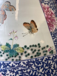 Een grote Chinese doucai-rose 'hu' vaas met vlinders en vogels, Qianlong merk maar wellicht later