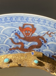 Paire de coupes en porcelaine de Chine &agrave; d&eacute;cor de dragons en rouge de fer sur fond de vagues en bleu et blanc, marque et &eacute;poque de Qianlong