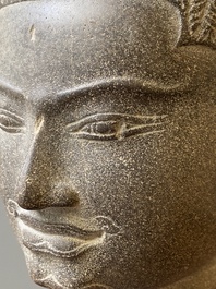 T&ecirc;te d'Uma en gr&egrave;s gris poli, art khmer, style Baphuon, &eacute;poque d'Angkor, le Cambodge, 11&egrave;me