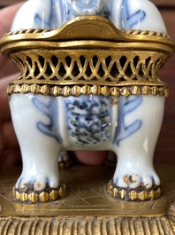 Br&ucirc;le-parfum en porcelaine de Chine en bleu et blanc en forme de Luduan aux montures en bronze dor&eacute;, Wanli