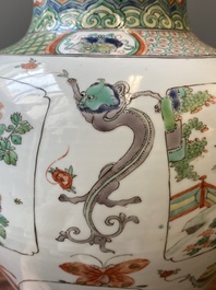 Vase en porcelaine de Chine famille verte &agrave; d&eacute;cor de dragons et d'animaux mythiques, Kangxi