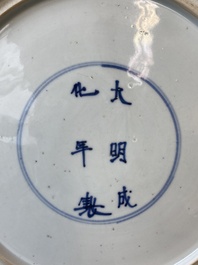 Plat en porcelaine de Chine famille verte &agrave; d&eacute;cor d'un cavalier tombant de son cheval, marque de Chenghua, Kangxi
