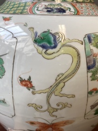 Vase en porcelaine de Chine famille verte &agrave; d&eacute;cor de dragons et d'animaux mythiques, Kangxi