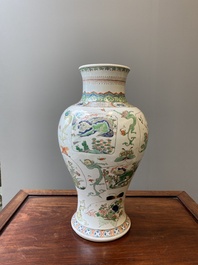 Vase en porcelaine de Chine famille verte &agrave; d&eacute;cor de dragons et d'animaux mythiques, Kangxi