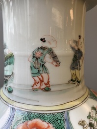 Vase de forme rouleau en porcelaine de Chine famille verte &agrave; d&eacute;cor des 'Huit immortels', Kangxi