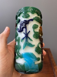 Een Chinese vierkleurige penselenbeker in Peking glas, Qianlong