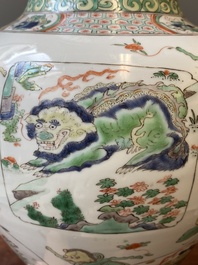 Vase en porcelaine de Chine famille verte &agrave; d&eacute;cor de dragons et d'animaux mythiques, Kangxi