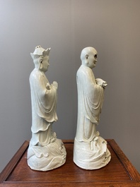 Deux tr&egrave;s grandes sculptures de Luohan en porcelaine de Chine en blanc monochrome, Qianlong/Jiaqing