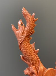 Sculpture de Guanyin debout et son dragon en corail rouge, Chine, 19/20&egrave;me