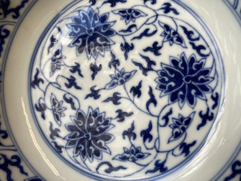 Trois coupes en porcelaine de Chine en bleu et blanc aux rinceaux de lotus, marque et &eacute;poque de Guangxu