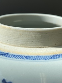 Pot en porcelaine de Chine en bleu et blanc &agrave; d&eacute;cor des 'Hehe Erxian', Kangxi