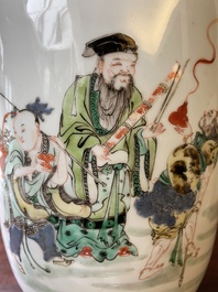 Vase de forme rouleau en porcelaine de Chine famille verte &agrave; d&eacute;cor des 'Huit immortels', Kangxi