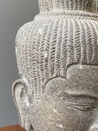 T&ecirc;te d'Uma en gr&egrave;s gris poli, art khmer, style Baphuon, &eacute;poque d'Angkor, le Cambodge, 11&egrave;me