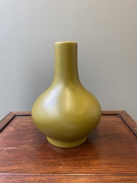 Vase de forme bouteille en porcelaine de Chine monochrome &agrave; &eacute;mail dit 'poudre de th&eacute;', marque et &eacute;poque de Guangxu
