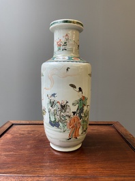 Vase de forme rouleau en porcelaine de Chine famille verte &agrave; d&eacute;cor des 'Huit immortels', Kangxi