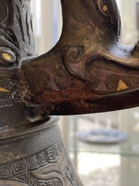 Imposant vase archa&iuml;que en bronze incrust&eacute; d'or et d'argent sur socle en bois inscrit Tao Xiang 陶湘 et Luo Zhenyu 羅振玉, Chine, Song/Ming