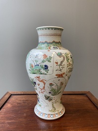 Vase en porcelaine de Chine famille verte &agrave; d&eacute;cor de dragons et d'animaux mythiques, Kangxi