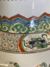 Vase en porcelaine de Chine famille verte &agrave; d&eacute;cor de dragons et d'animaux mythiques, Kangxi