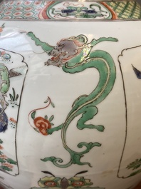 Vase en porcelaine de Chine famille verte &agrave; d&eacute;cor de dragons et d'animaux mythiques, Kangxi