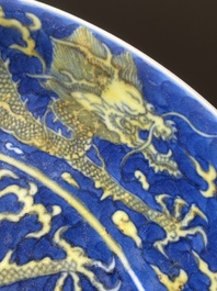 Een Chinese onderglazuur blauwe en overglazuur gele 'draken' schotel, Qianlong merk en periode