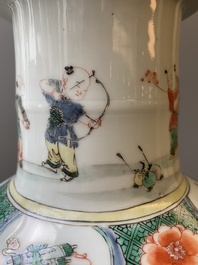 Vase de forme rouleau en porcelaine de Chine famille verte &agrave; d&eacute;cor des 'Huit immortels', Kangxi