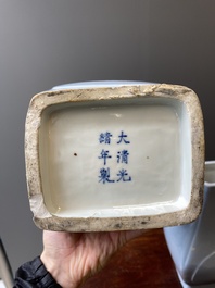 Een paar Chinese monochrome lavendelblauwe 'fanghu' vazen, Guangxu merk en periode