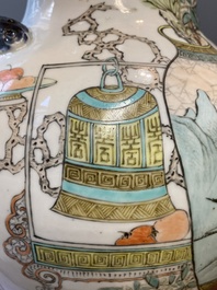 Vase de forme 'hu' en porcelaine de Chine qianjiang cai &agrave; d&eacute;cor d'antiquit&eacute;s, sign&eacute; Xu Pinheng 許品衡, marque de Tongzhi, 19/20&egrave;me