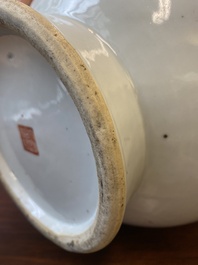 Vase de forme 'hu' en porcelaine de Chine qianjiang cai &agrave; d&eacute;cor d'antiquit&eacute;s, sign&eacute; Xu Pinheng 許品衡, marque de Tongzhi, 19/20&egrave;me