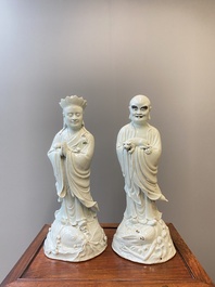 Deux tr&egrave;s grandes sculptures de Luohan en porcelaine de Chine en blanc monochrome, Qianlong/Jiaqing