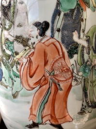 Vase de forme rouleau en porcelaine de Chine famille verte &agrave; d&eacute;cor des 'Huit immortels', Kangxi