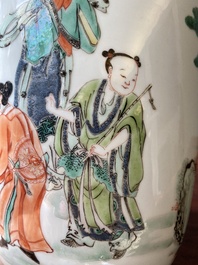 Vase de forme rouleau en porcelaine de Chine famille verte &agrave; d&eacute;cor des 'Huit immortels', Kangxi