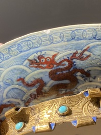 Paire de coupes en porcelaine de Chine &agrave; d&eacute;cor de dragons en rouge de fer sur fond de vagues en bleu et blanc, marque et &eacute;poque de Qianlong