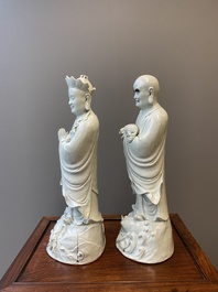 Deux tr&egrave;s grandes sculptures de Luohan en porcelaine de Chine en blanc monochrome, Qianlong/Jiaqing