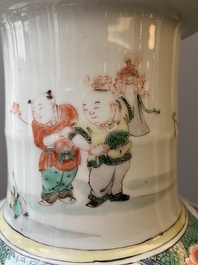 Vase de forme rouleau en porcelaine de Chine famille verte &agrave; d&eacute;cor des 'Huit immortels', Kangxi