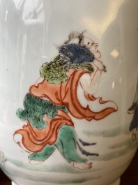 Vase de forme rouleau en porcelaine de Chine famille verte &agrave; d&eacute;cor des 'Huit immortels', Kangxi