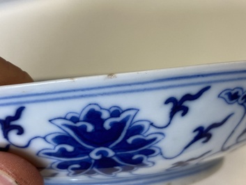 Trois coupes en porcelaine de Chine en bleu et blanc aux rinceaux de lotus, marque et &eacute;poque de Guangxu