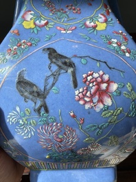 Vase de forme 'fanghu' en porcelaine de Chine famille rose sur fond bleu, marque et &eacute;poque de Guangxu