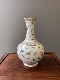 Vase de forme bouteille en porcelaine de Chine famille rose &agrave; d&eacute;cor de papillons, marque et &eacute;poque de Guangxu