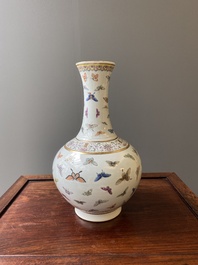 Vase de forme bouteille en porcelaine de Chine famille rose &agrave; d&eacute;cor de papillons, marque et &eacute;poque de Guangxu