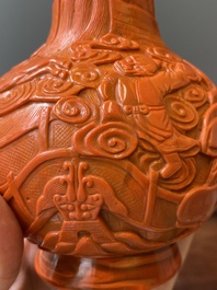 Vase de forme bouteille en verre de P&eacute;kin en rouge de corail, marque et probablement &eacute;poque de Daoguang