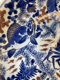 Plat en porcelaine de Chine en bleu, blanc et rouge de cuivre &agrave; d&eacute;cor de poissons et d'un crabe, Kangxi